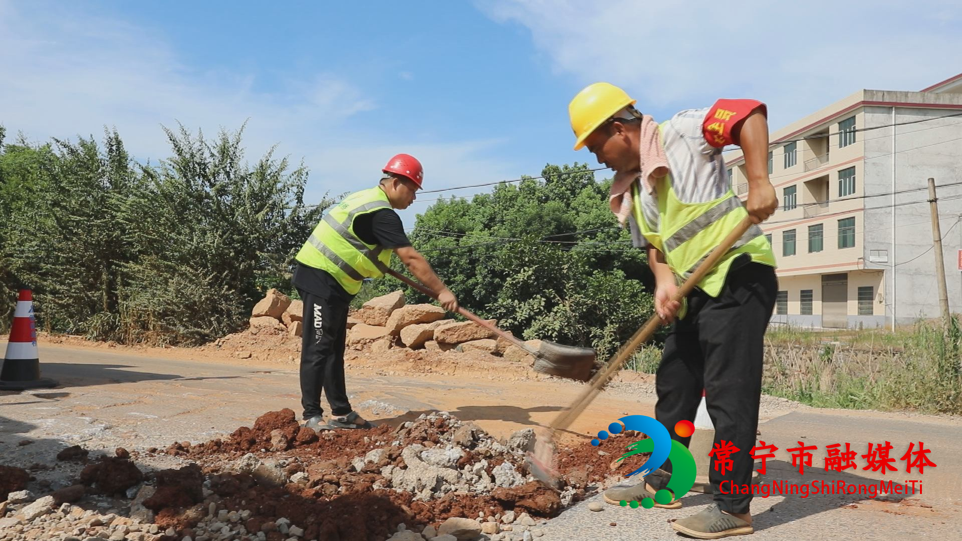 常宁市交通运输局:战高温 赶工期 办好公路建设民生提案 (2)_看图王.jpg 常宁市交通运输局:战高温 赶工期 办好公路建设民生提案 (2)_看图王.jpg